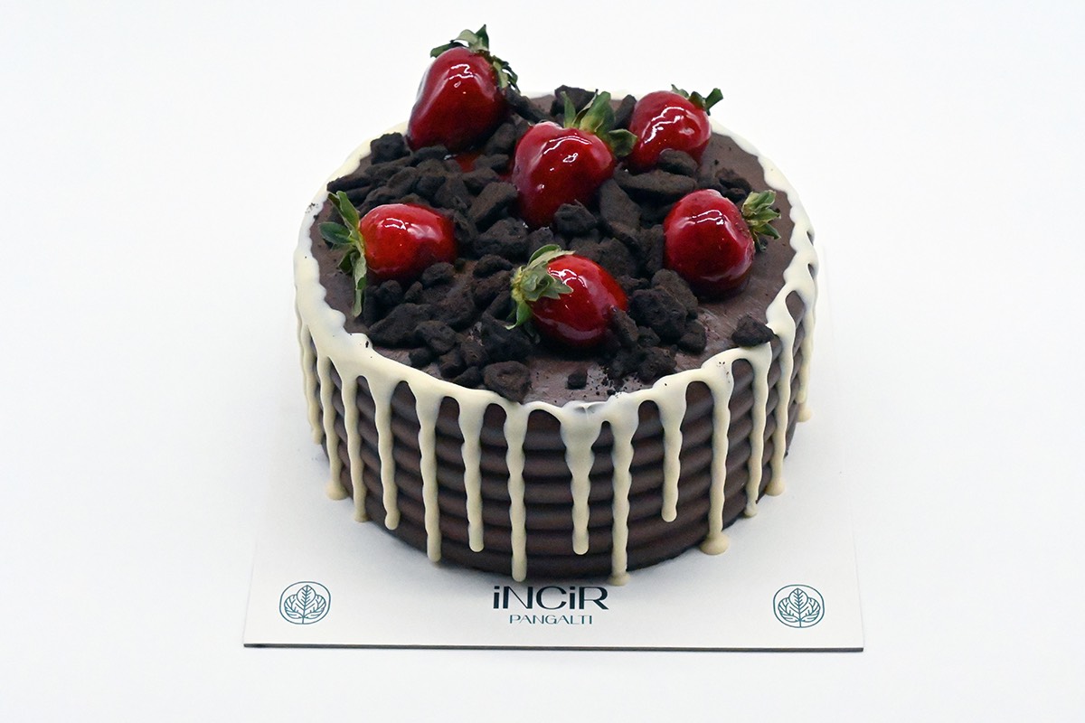 Çilekli Oreolu Pasta